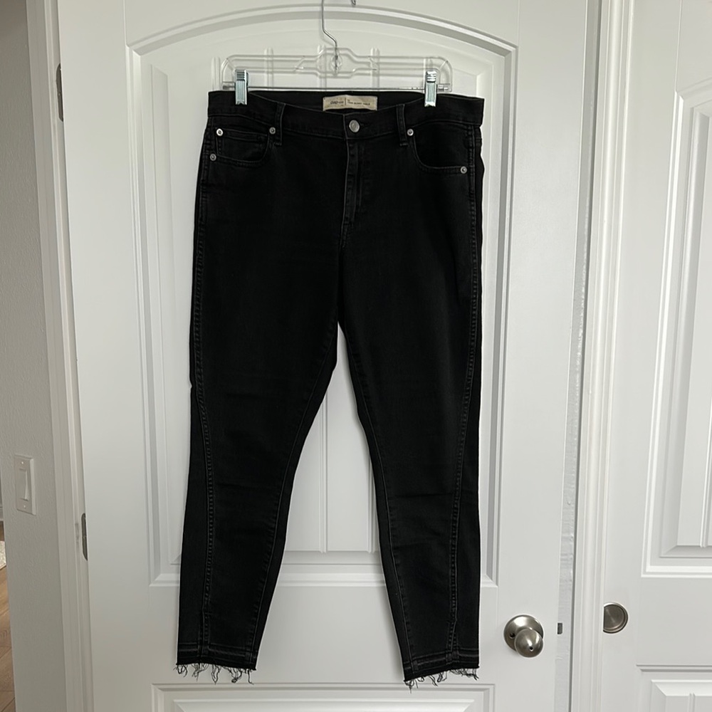 GAP - Black Ankle Cropped Jeans with Tapered Leg
